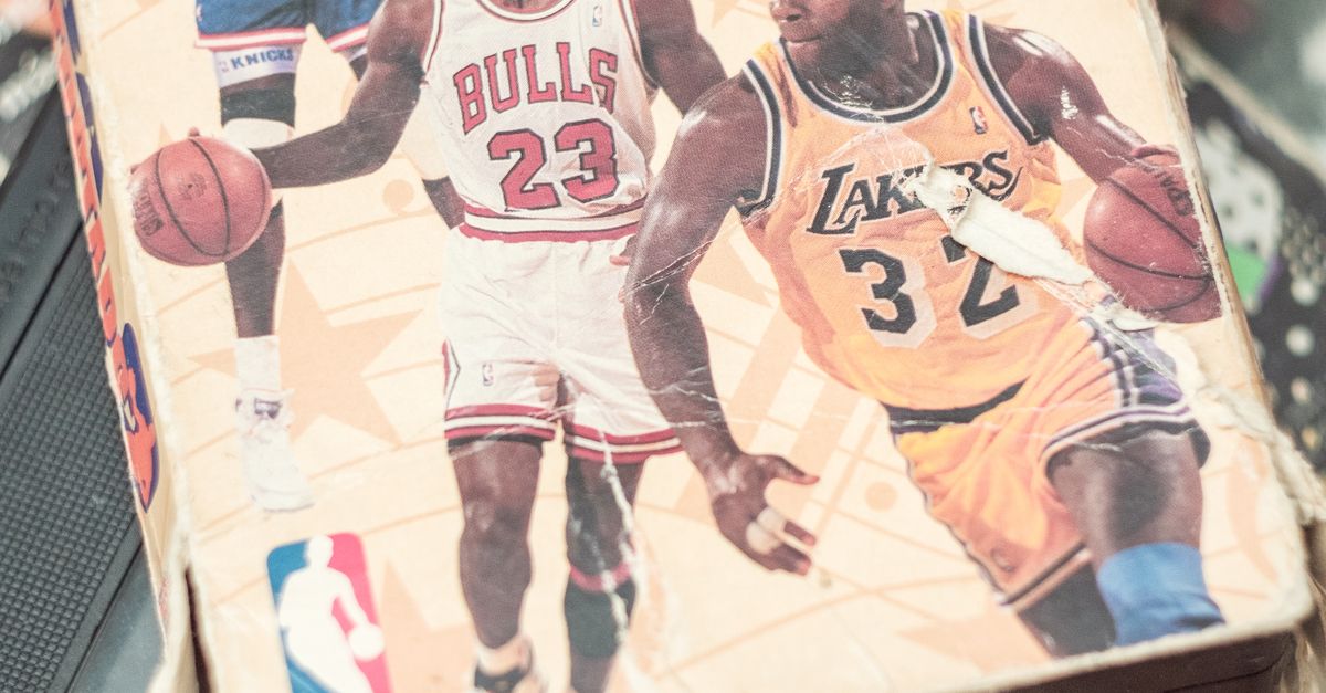 Coleção de fitas VHS com vídeos clássicos de basquete celebrando momentos icônicos da NBA