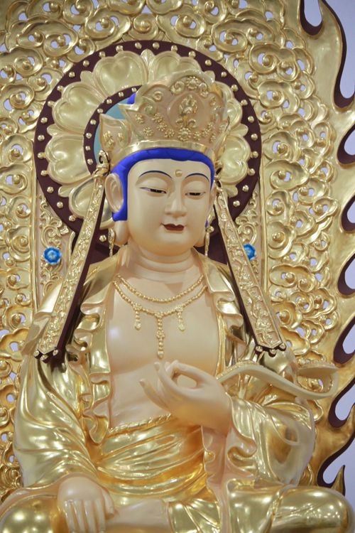 Free A stunning depiction of a golden Buddha statue adorned with intricate details and vibrant colors. Stock Photo