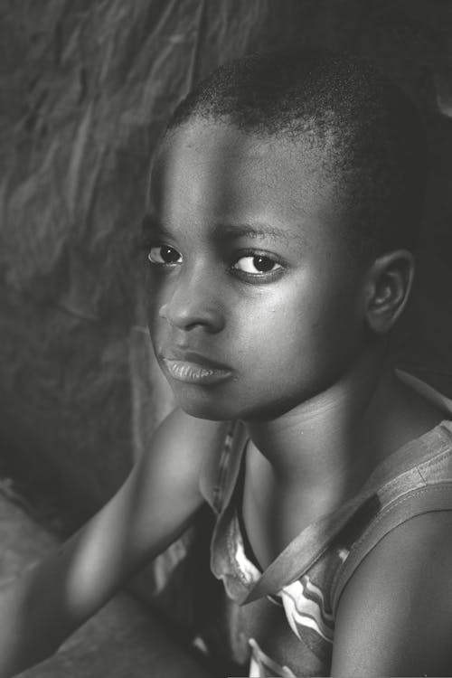 Základová fotografie zdarma na téma černobílý, černý kluk, chlapec