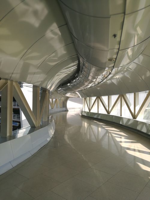 Free Bright modern tunnel with curved design and sunlit interior, perfect for futuristic architecture themes. Stock Photo