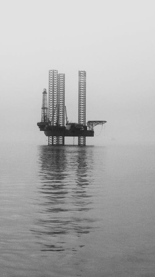 Ilmainen kuvapankkikuva tunnisteilla meri, mustavalkoinen, öljyalusta
