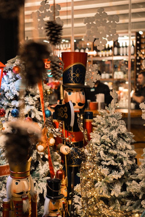 クリスマスツリー, くるみ割り人形, セレクティブフォーカスの無料の写真素材