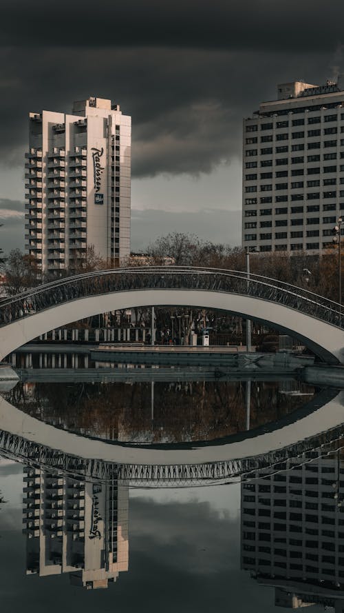 Základová fotografie zdarma na téma budovy, hotel, lávka