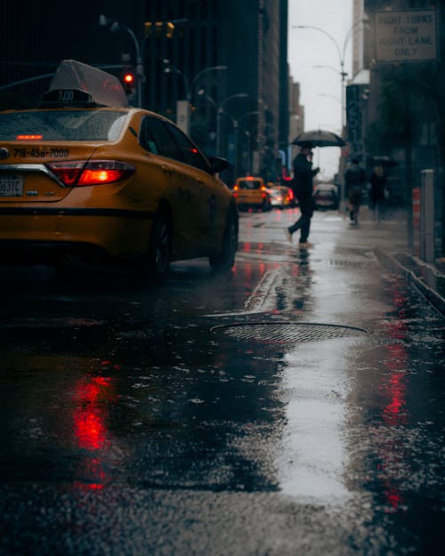 Foto profissional grátis de amarelo, automóvel, chuva