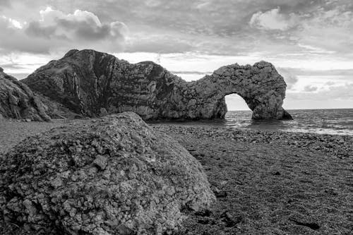 Free Durdle door in black and white Stock Photo