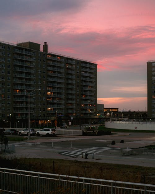 akşam karanlığı, apartmanlar, bina içeren Ücretsiz stok fotoğraf