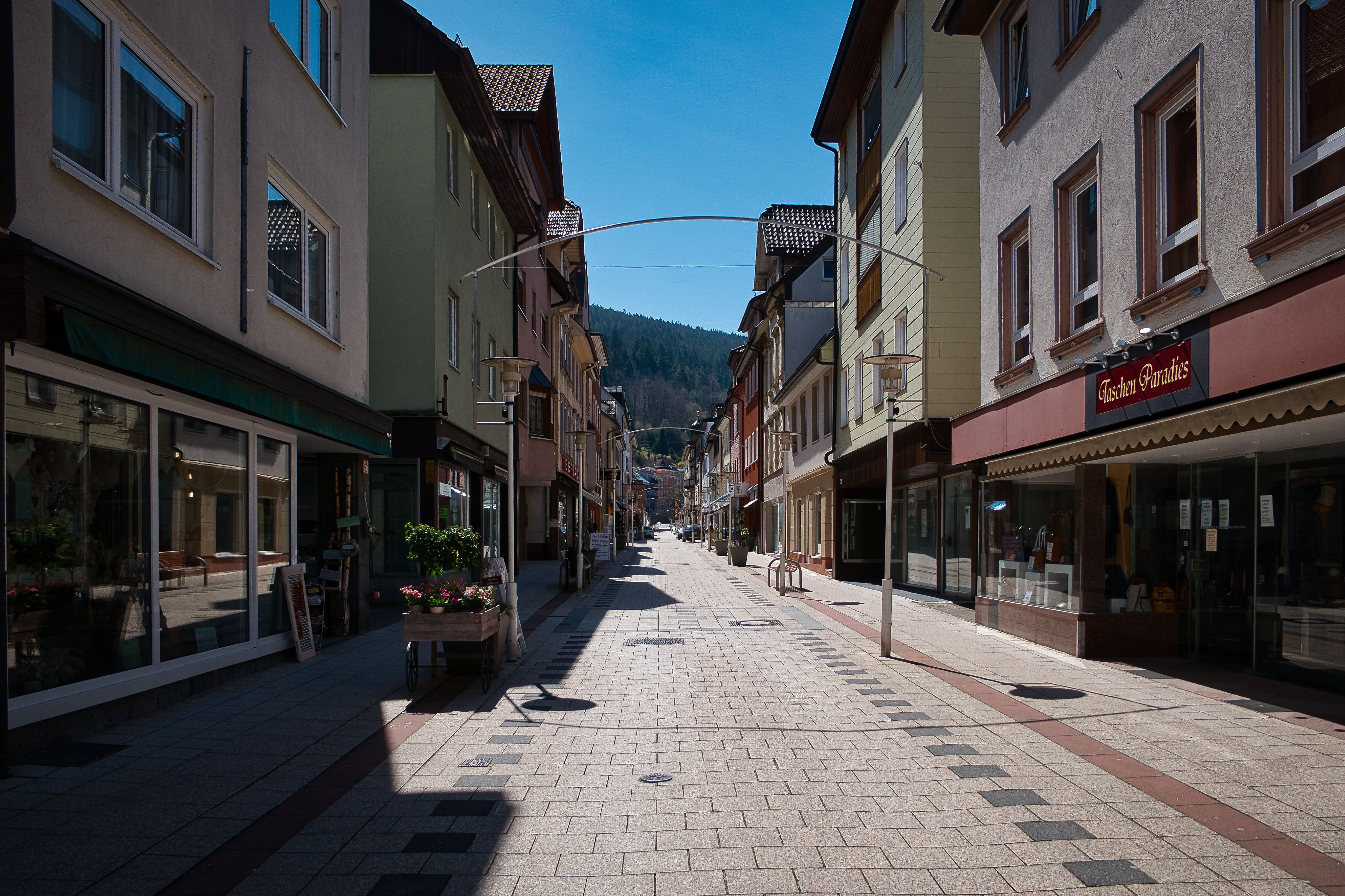 Geschäftseingang mit Schaufenster
