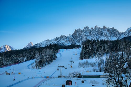 Бесплатное стоковое фото с голубое небо, горнолыжный курорт, горнолыжный подъемник