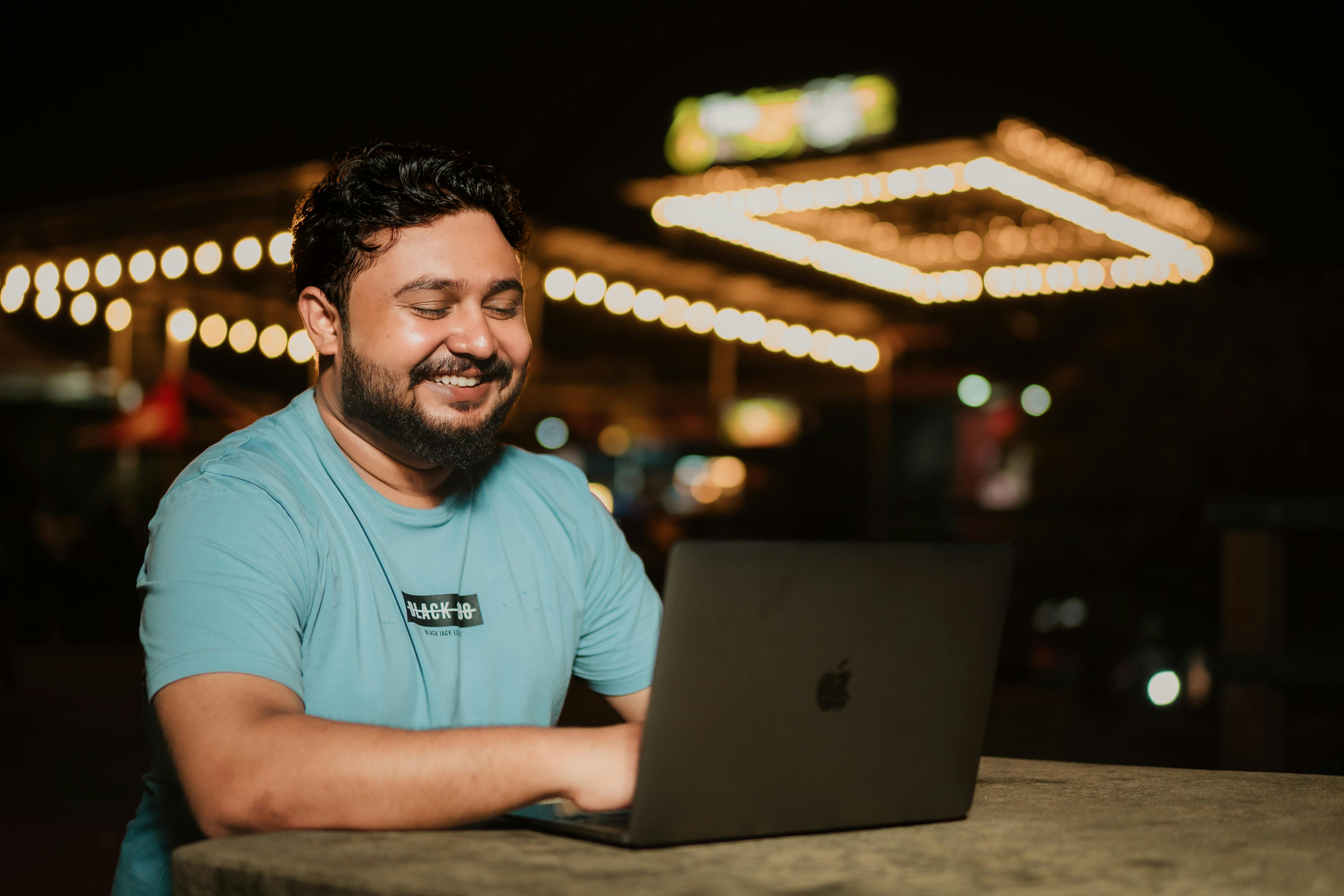 Criador de conteúdo trabalhando em posts para Instagram