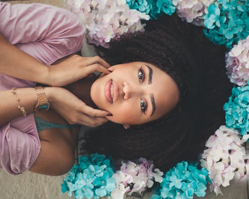 Vrouw Liggend Op Een Witte Ondergrond Met Wit En Blauwgroen Papier Bloem Rond Haar Hoofd