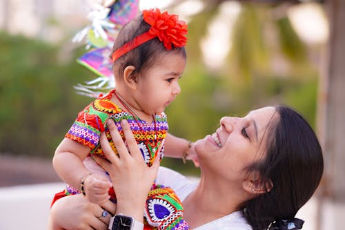 Foto profissional grátis de bebê, elástico de cabelo, filha