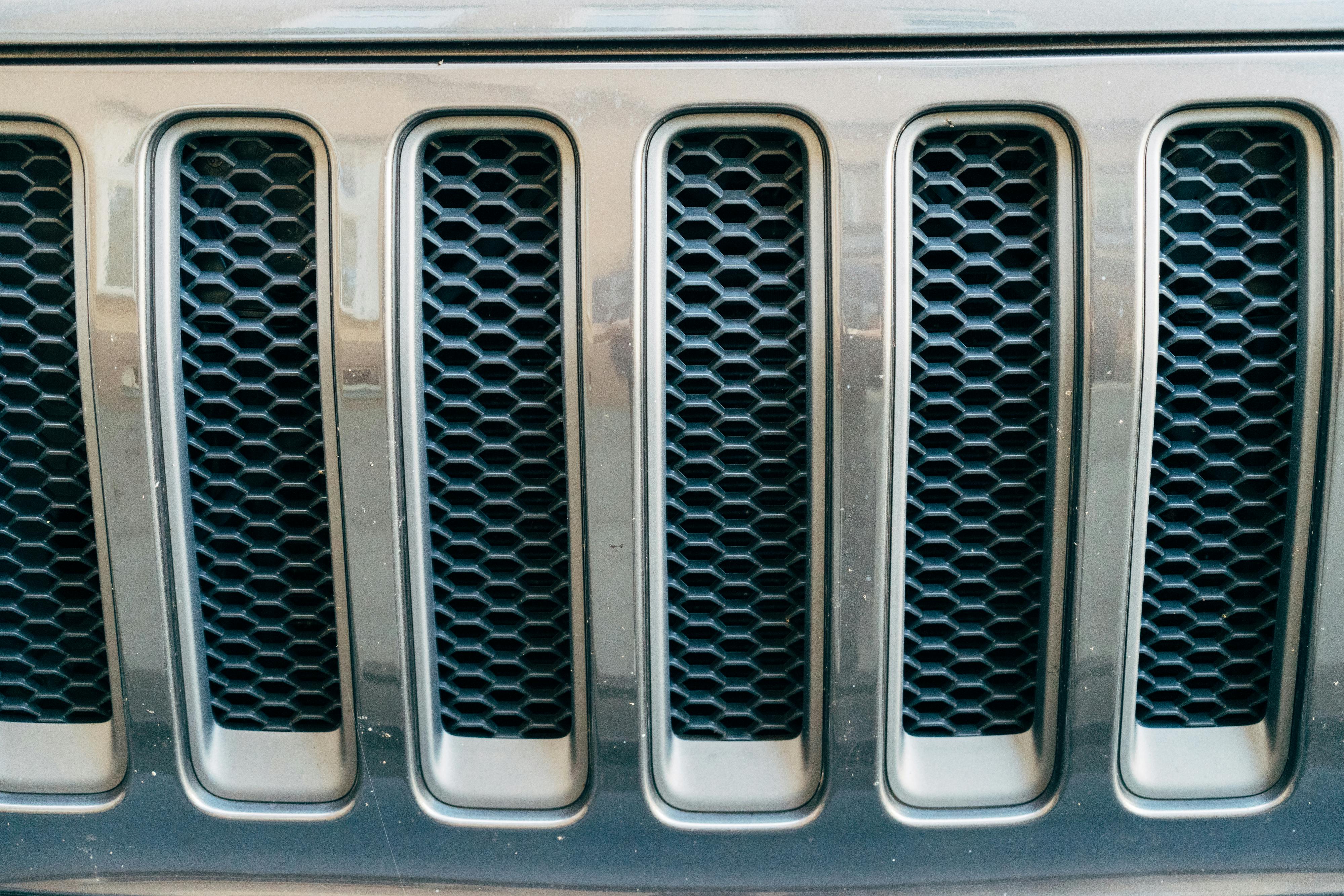 Detail einer Sitzbank mit Lüftungsgitter und Stauraumfront vor einem Heizkörper