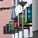 特写镜头下的现代建筑外观，配以充满活力的彩色窗户和路灯