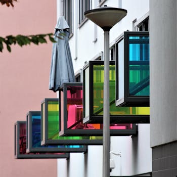 特写镜头下的现代建筑外观，配以充满活力的彩色窗户和路灯