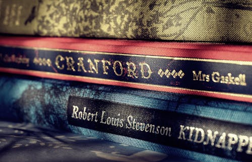 무료 파란색과 빨간색 레이블이있는 책 스톡 사진