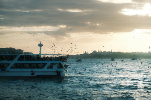 Foto profissional grátis de barco, cair da noite, envio