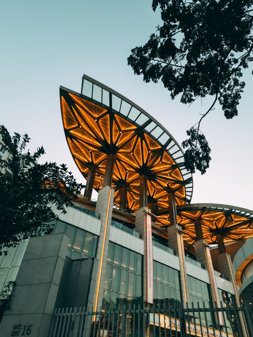 Free Striking architectural design of a modern landmark in Mumbai, captured at twilight under a clear sky. Stock Photo