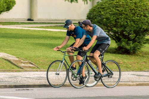 Foto profissional grátis de ação, andar a cavalo, andar de bicicleta