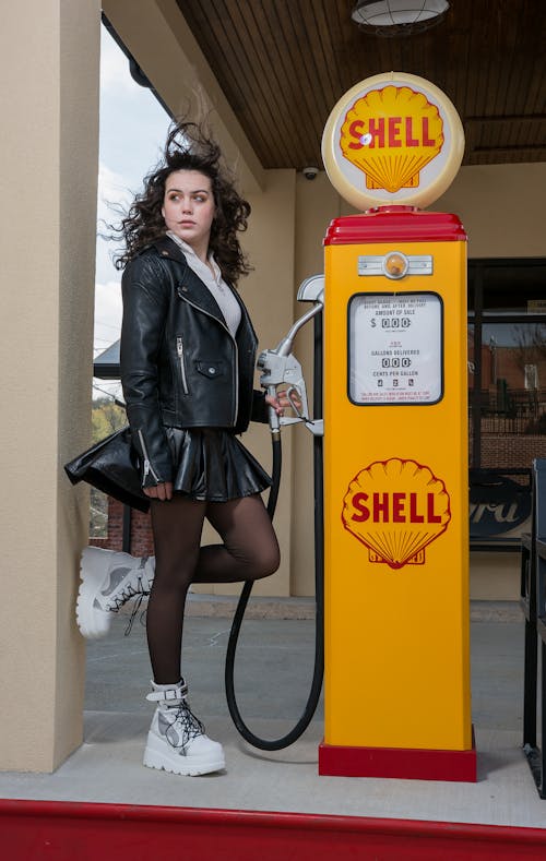 Ilmainen kuvapankkikuva tunnisteilla bensa-asema, bensapumppu, brunette