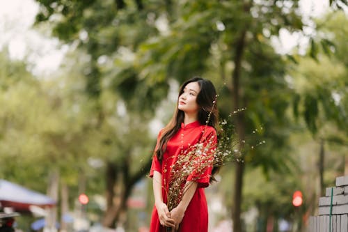 Asyalı kadın, ayakta, dallar içeren Ücretsiz stok fotoğraf