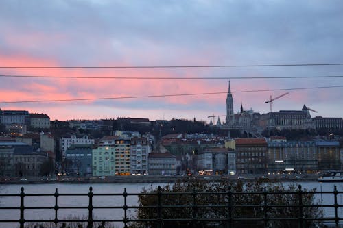 Foto stok gratis bangunan penuh warna, Budapest, cahaya matahari terbenam