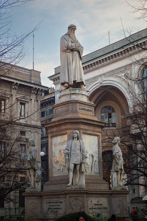 Leonardo da Vinci Statue in Milan