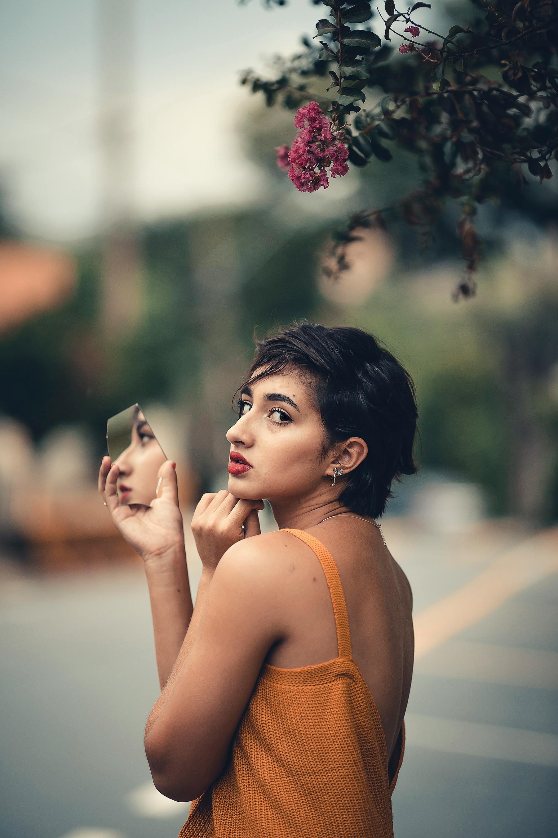 壊れた鏡を持っている女性 無料の写真素材 壊れた鏡を持っている女性 無料の写真素材