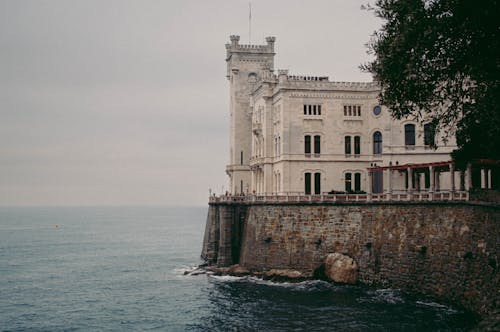 Foto profissional grátis de castelo miramare, Itália, mar