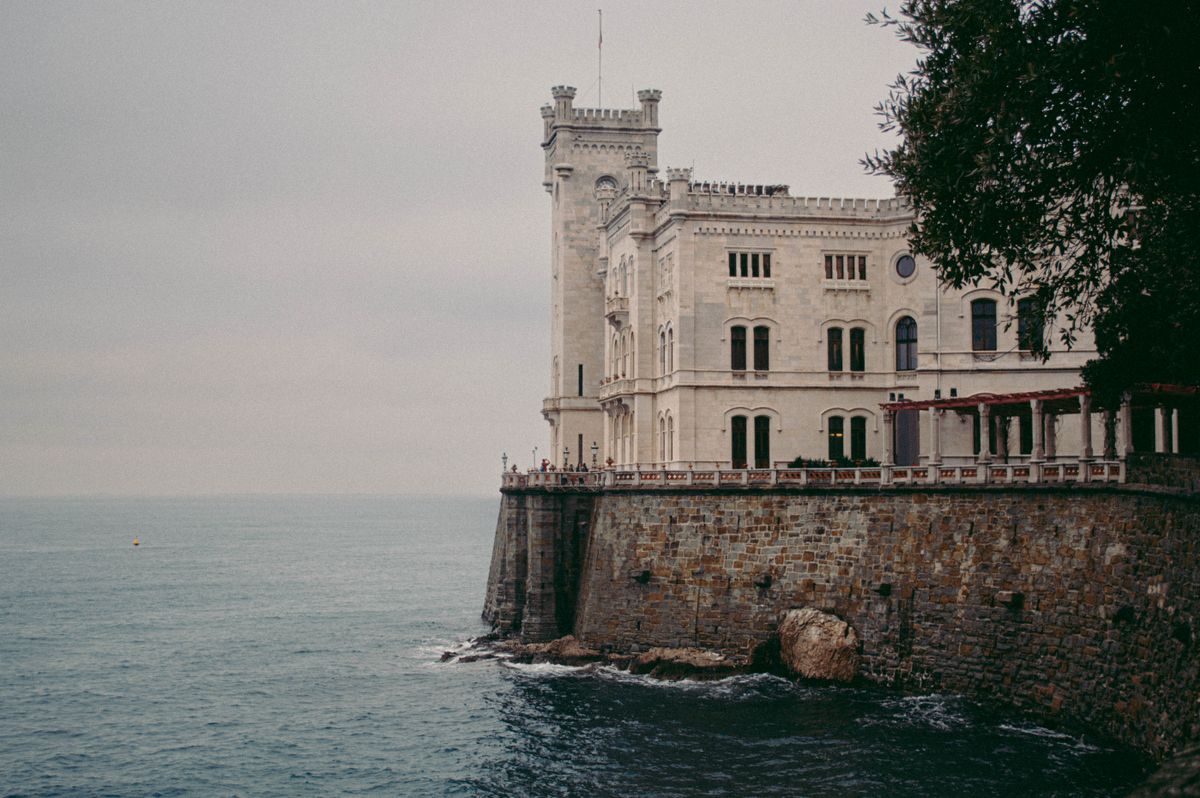 Castelul Miramare din Trieste, construit chiar deasupra Mării Adriatice