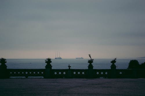 Foto profissional grátis de barcos, costa, mar