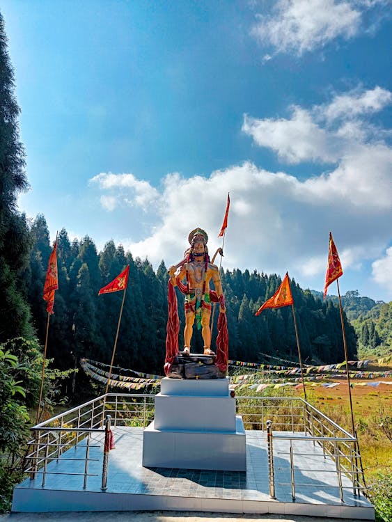 电影胶片和数字代码交织在一起,象征着AI视频生成技术正在重塑内容创作