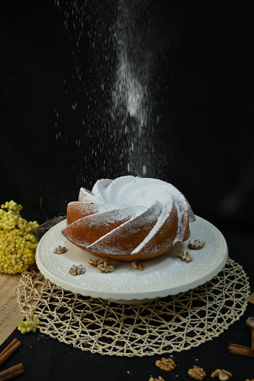 Δωρεάν στοκ φωτογραφιών με bundt cake, ζάχαρη άχνη, καρύδια