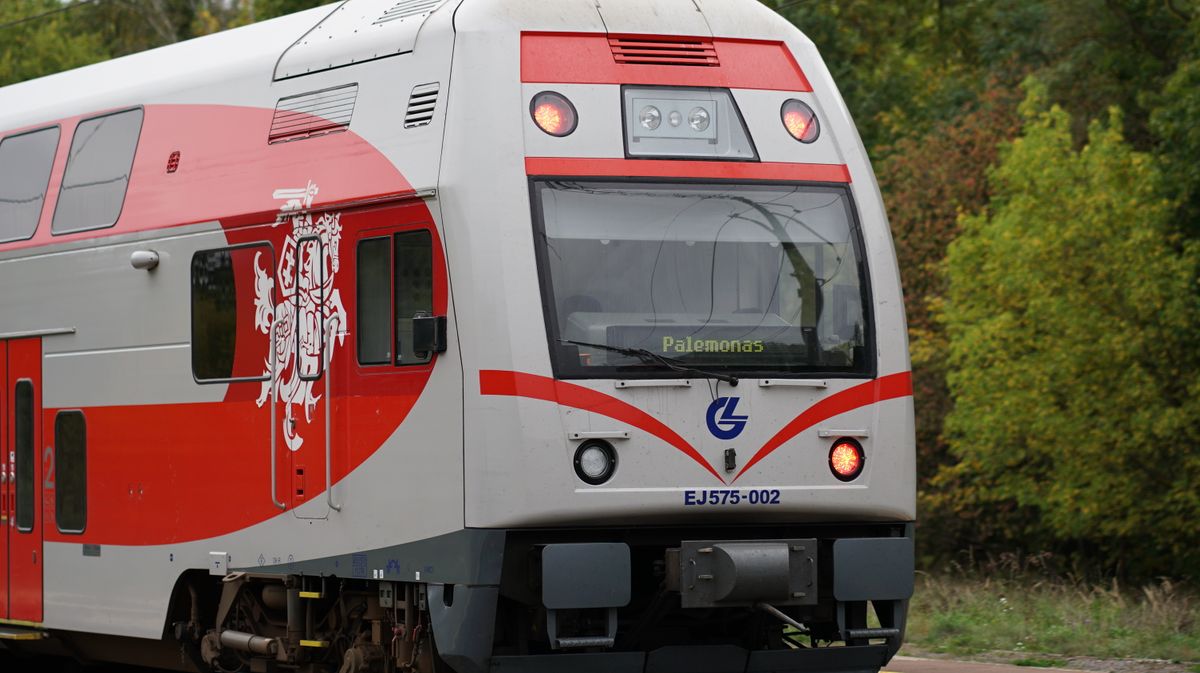 Tren al Căilor Ferate Lituaniene traversând peisajul rural