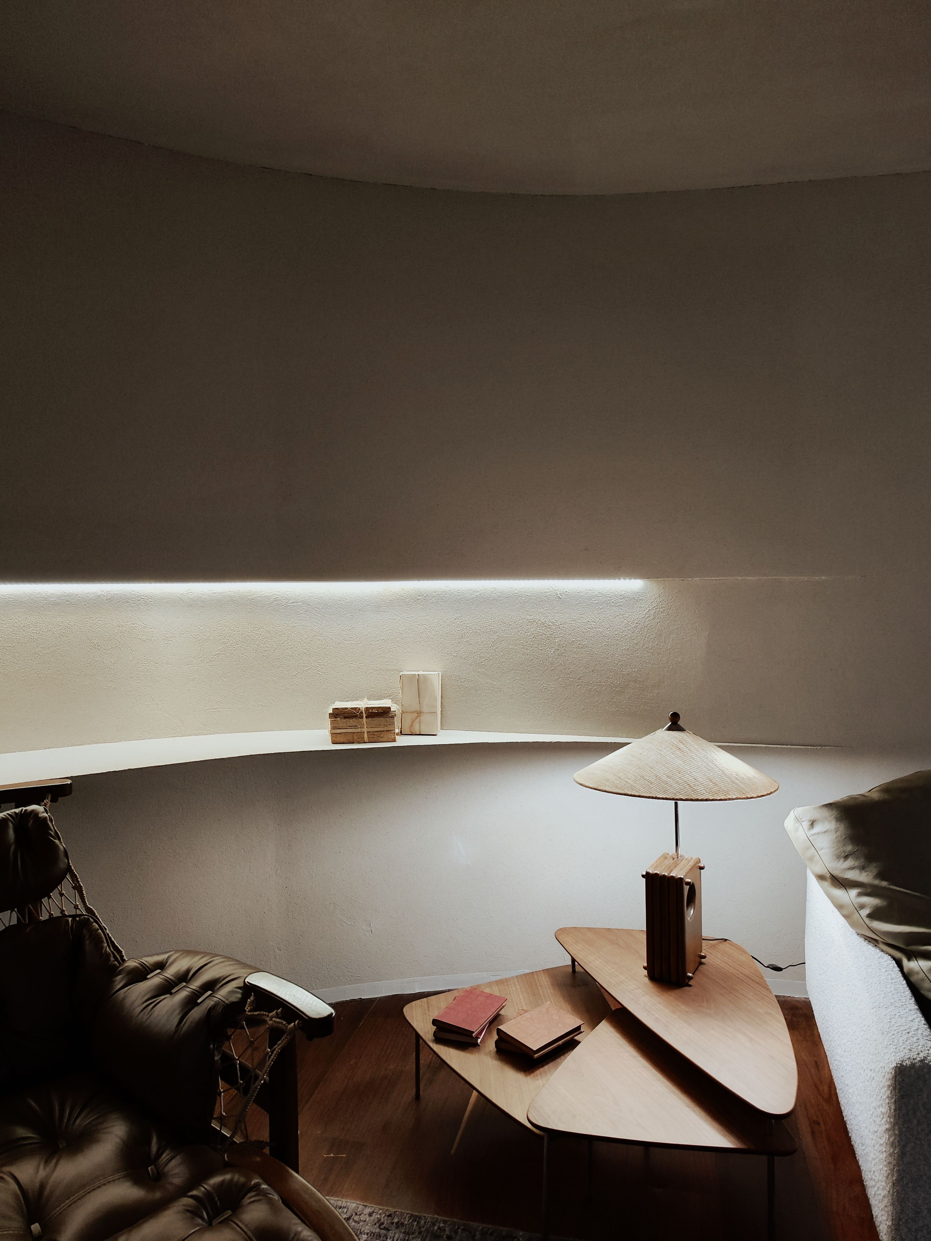 Intérieur futuriste avec mobilier sculptural