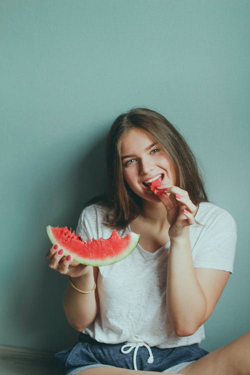 Mujer Vestida Con Camisa Blanca Comiendo Sandía