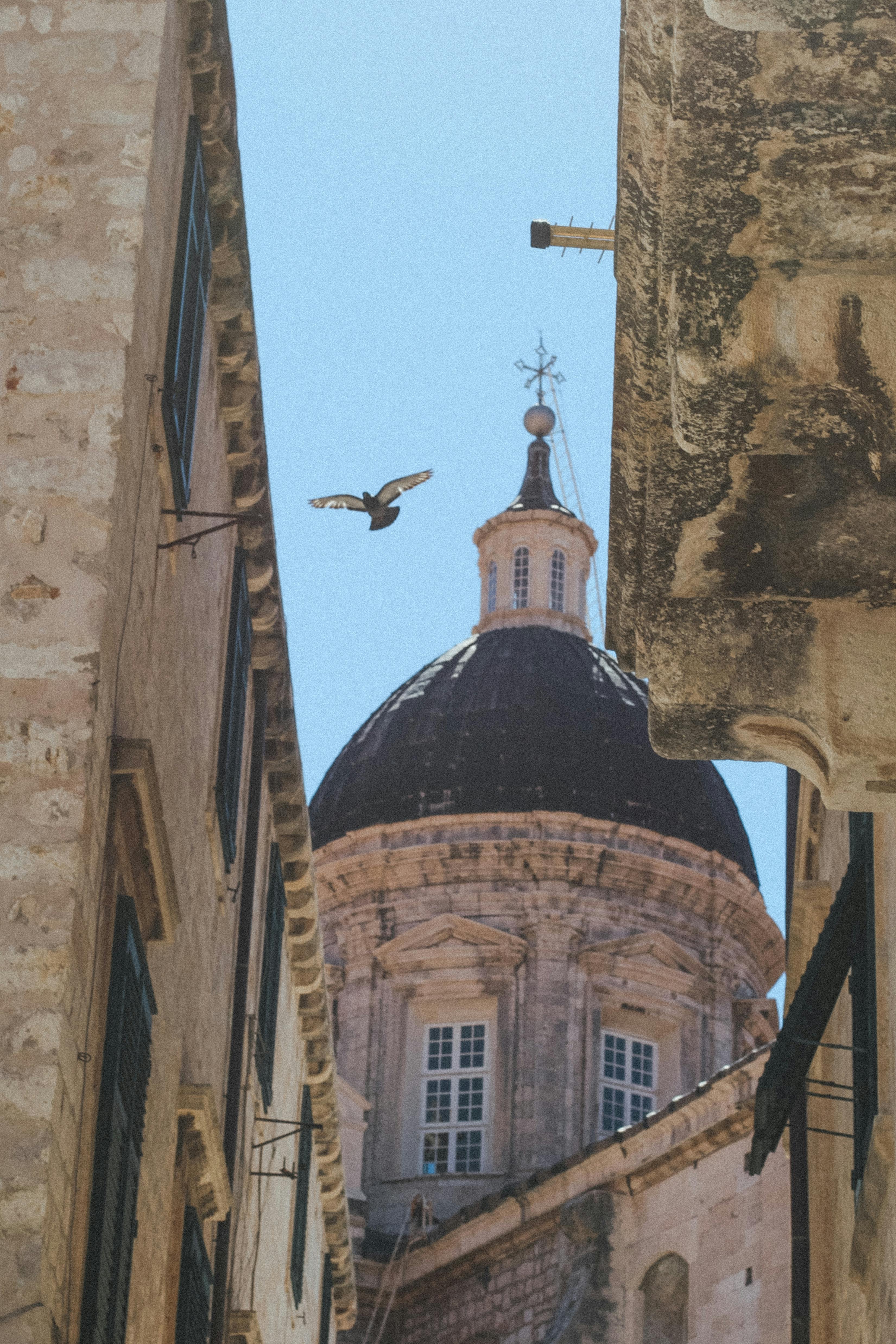 蔚蓝的天空下，历史悠久的教堂圆顶和建筑构成美丽的景色