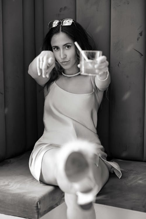 Darmowe zdjęcie z galerii z brunetka, czarno-biały, drink