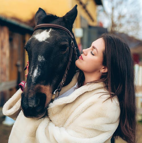 Δωρεάν στοκ φωτογραφιών με αγκαλιάζω, άλογο, γυναίκα