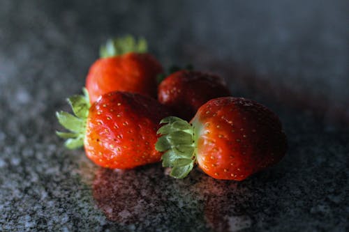 Gratis stockfoto met aardbeien, fris, grijze achtergrond