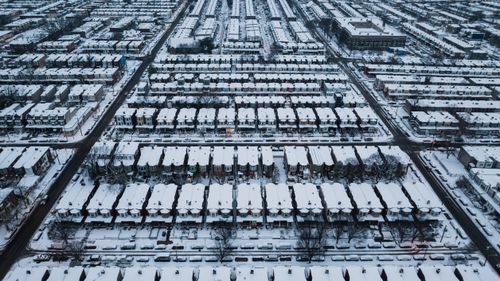 Free Aerial view of snow-covered row houses in urban Philadelphia, Pennsylvania during winter. Stock Photo