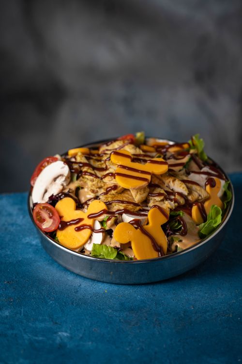 Free A vibrant salad featuring fresh peaches, greens, and balsamic glaze. Stock Photo