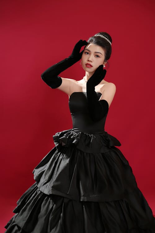 Základová fotografie zdarma na téma asiatka, černé šaty, červené pozadí