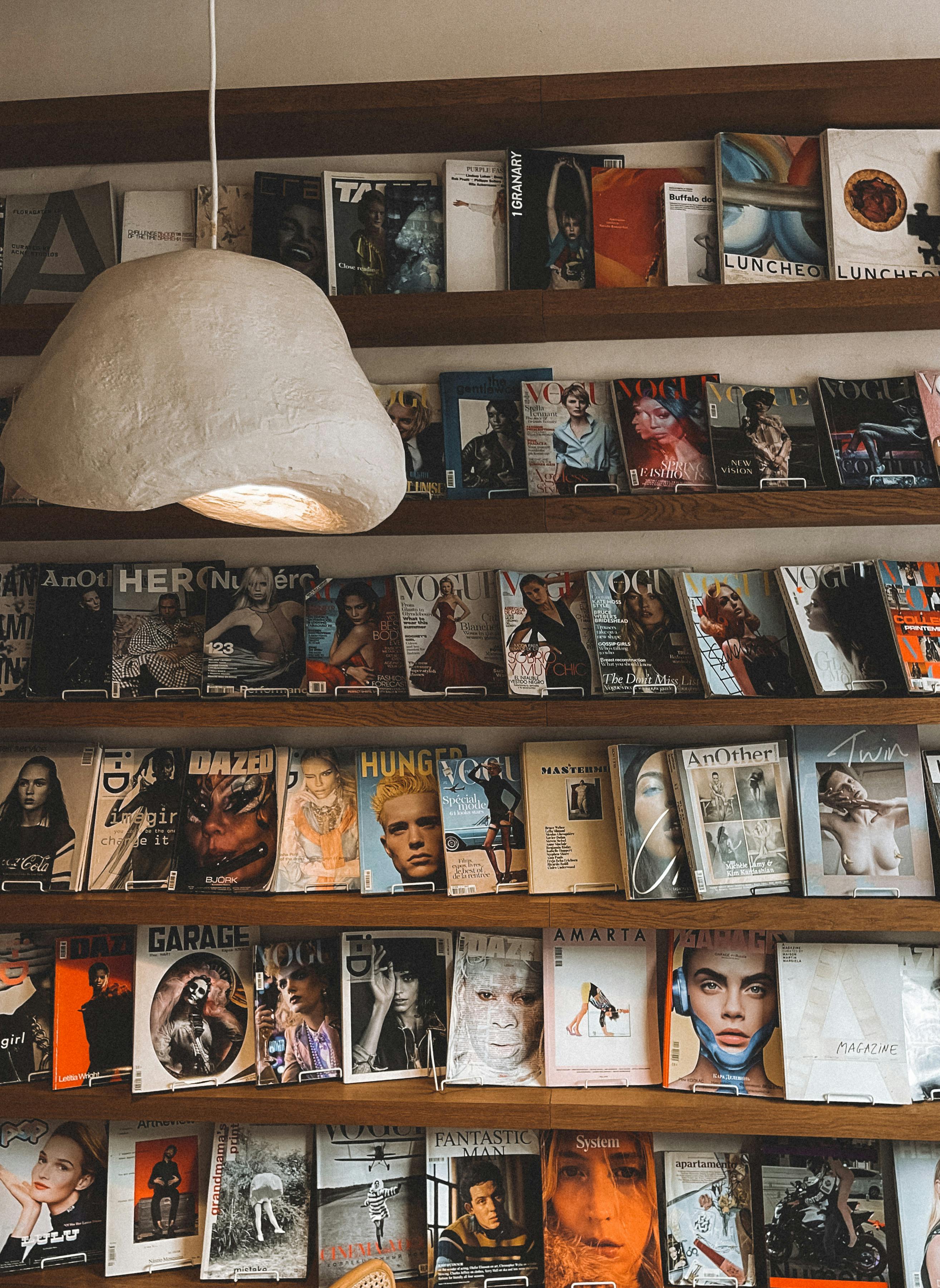 Gratuit Livres Et Magazines Sur Les étagères Photos