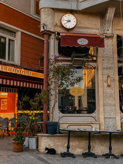 Free A picturesque café scene in Istanbul featuring vintage architecture and cozy outdoor seating. Stock Photo