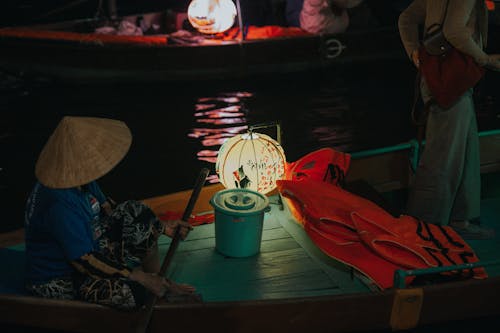 Gratis stockfoto met Aziatische vrouw, boot, conische hoed