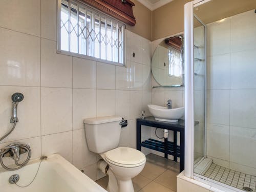 Fotos de stock gratuitas de azulejos blancos, baño, cuarto de baño