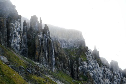 bulutlu, çim, dağ doruğu içeren Ücretsiz stok fotoğraf