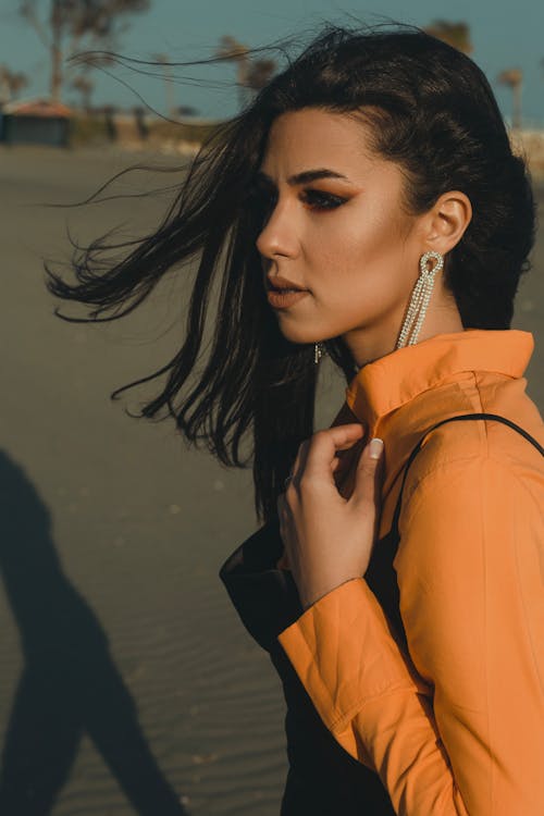 Gratis lagerfoto af blå himmel, brunette, fashionabel