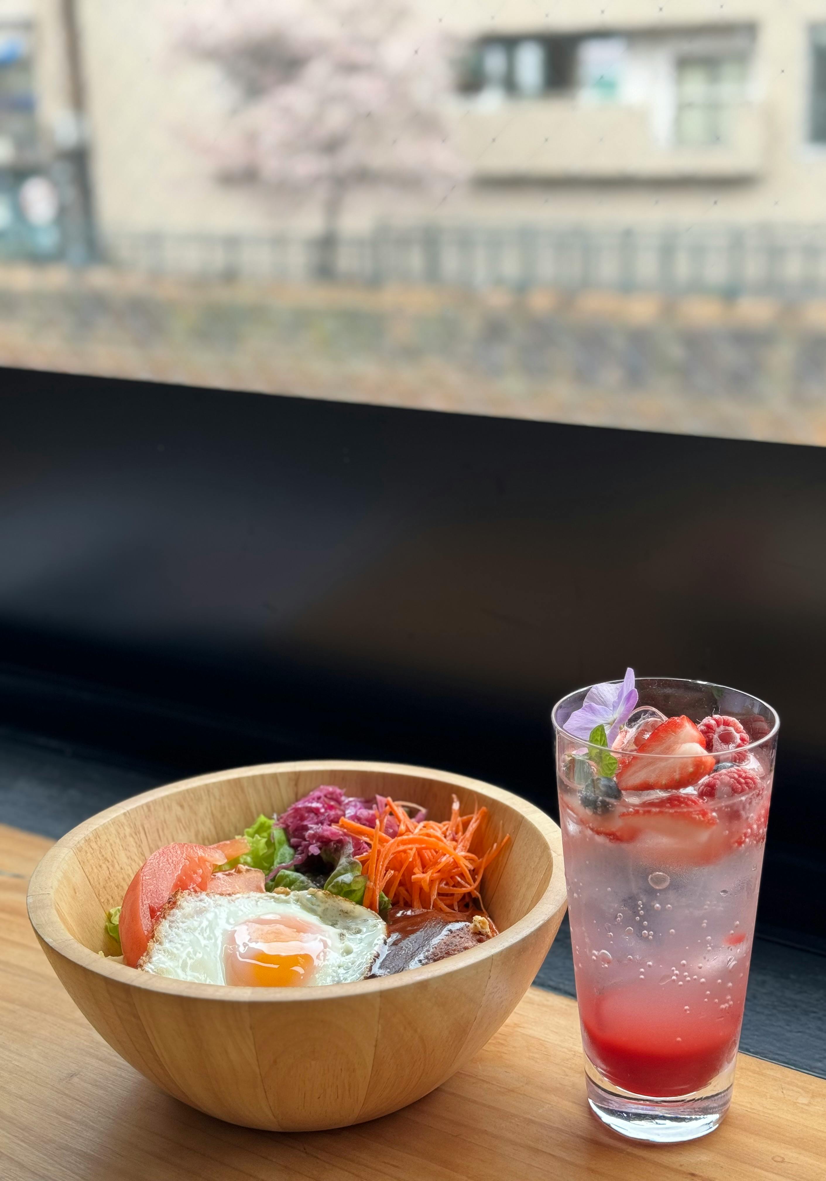 Gratis Un Pasto Su Una Tavola Foto a disposizione