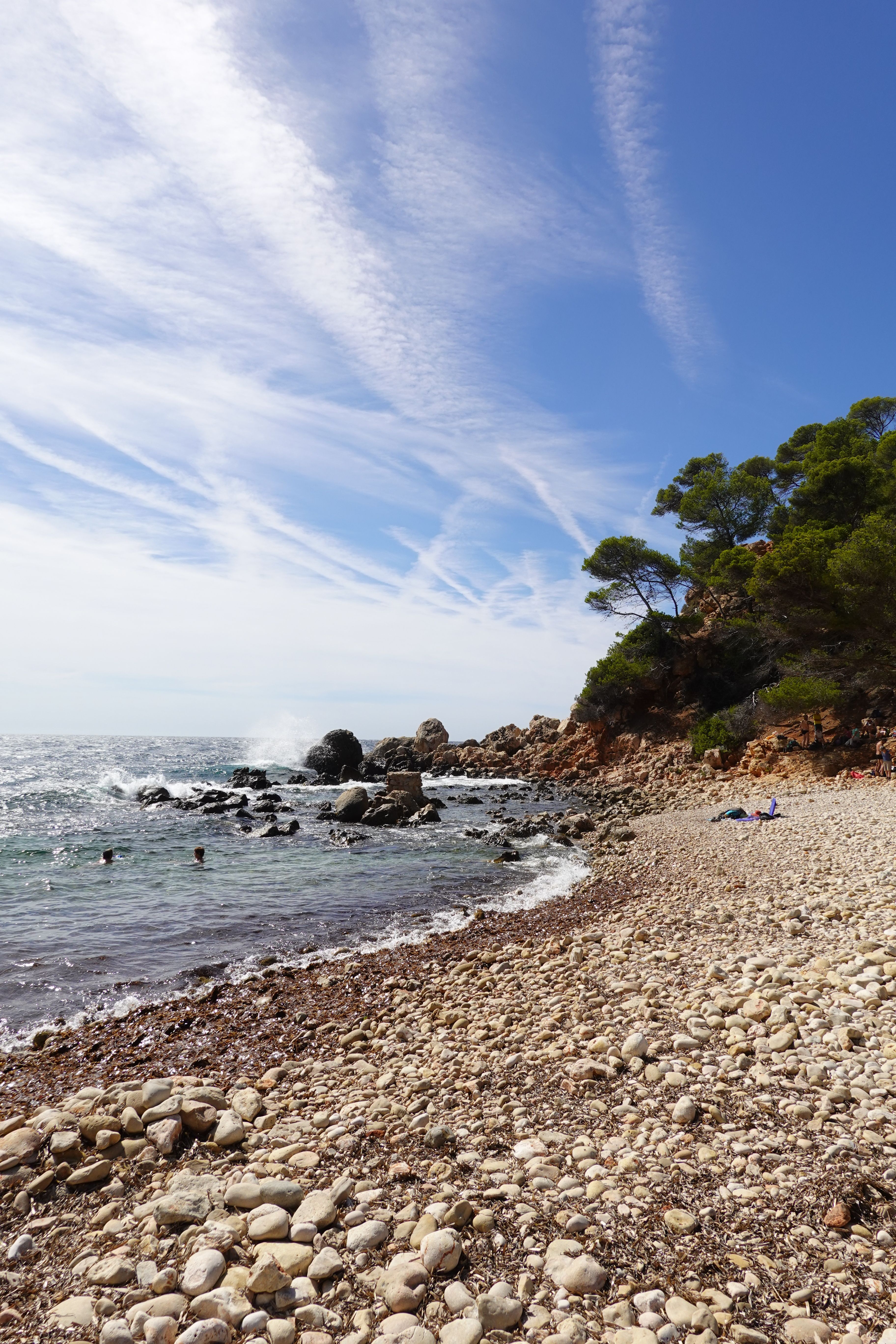 Rocky Beach in Sunlight · Free Stock Photo